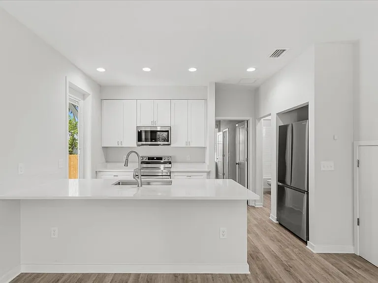 516 SW 7th Pl — Photo 5