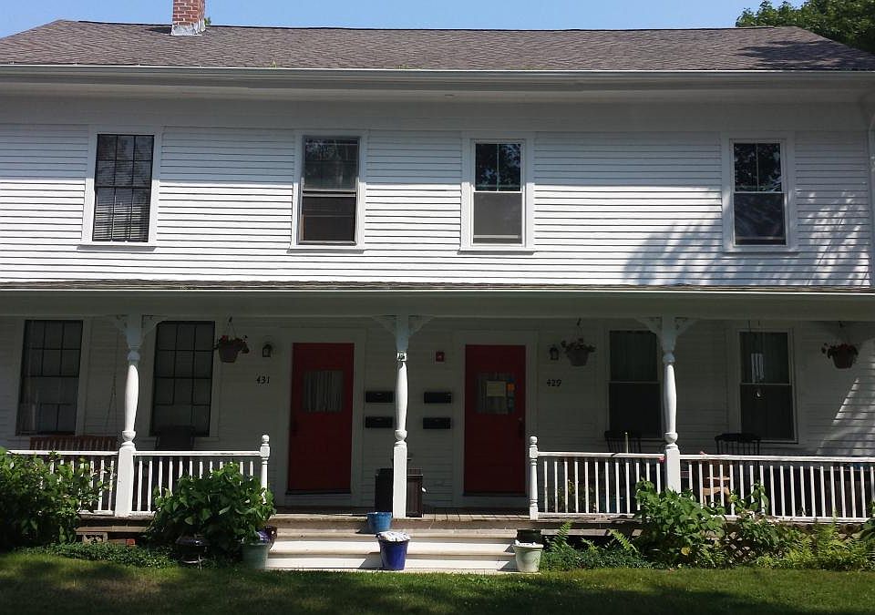 Building front/exterior - awesome porch and porch swing
