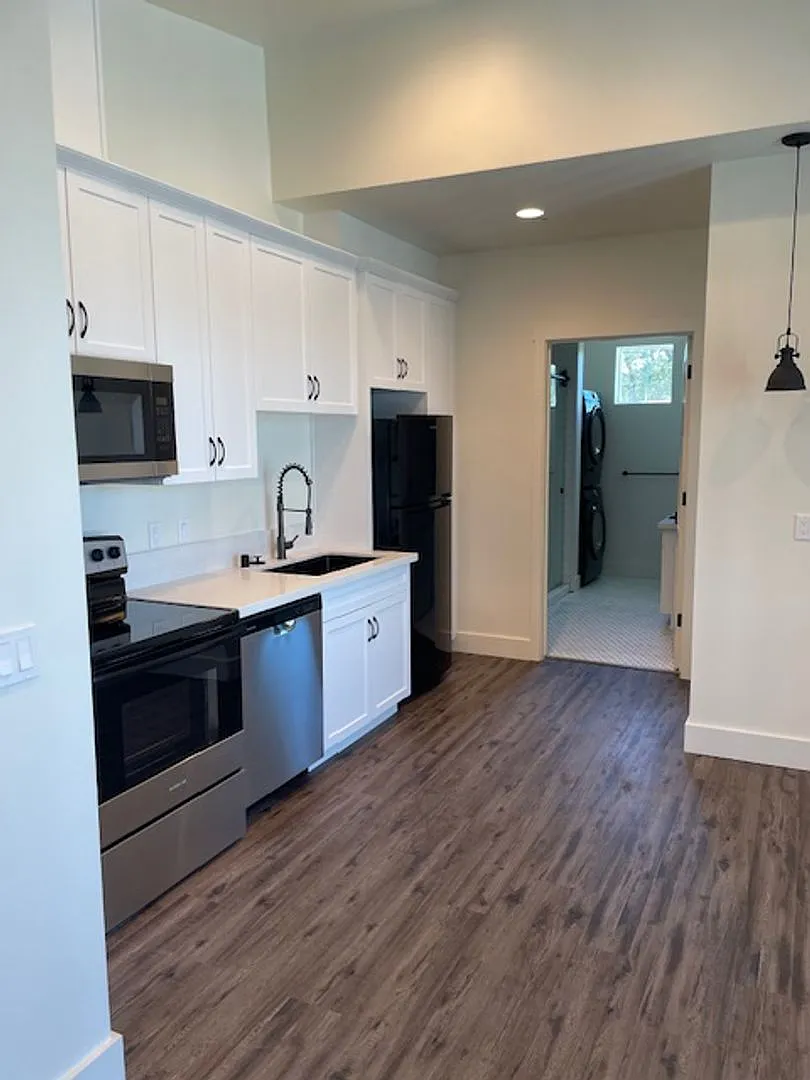 Emerald Court Apartments — Photo 3