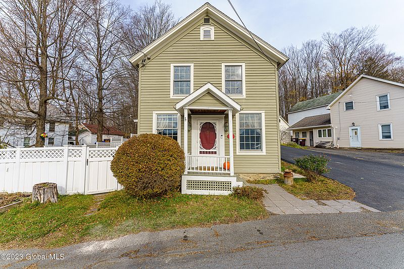 4th image of 82 Schumann Road