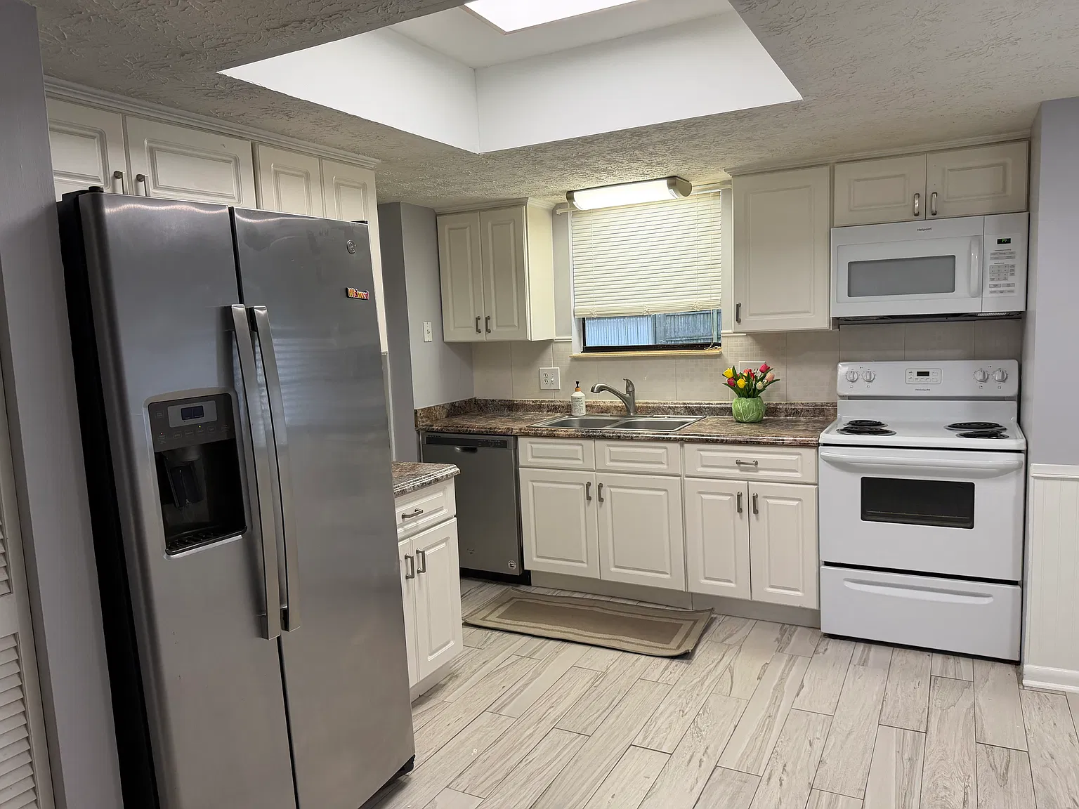 2 bed, 1.5 bath, 1116 sqft, $1,850 — Photo 2