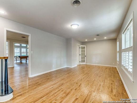 5th image of 721 LOCKENER AVE
