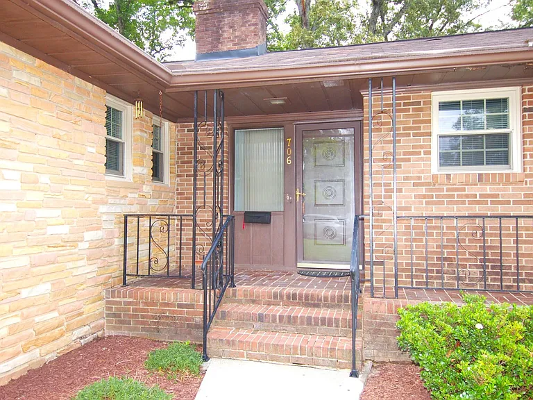 706 Smedes Pl — Photo 2
