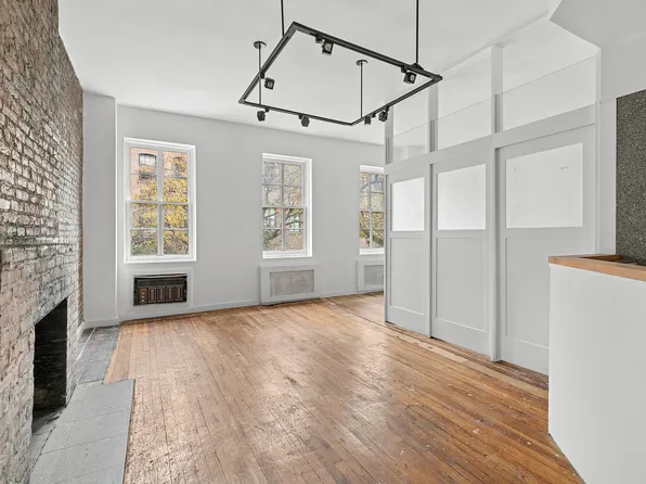 360 West 20th Street image 2 of 6