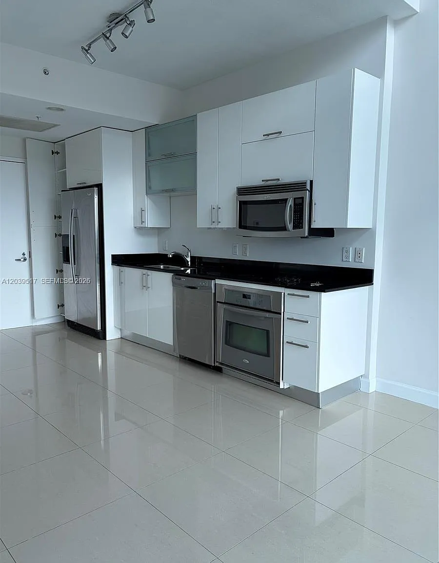 Infinity At Brickell Cond — Photo 3