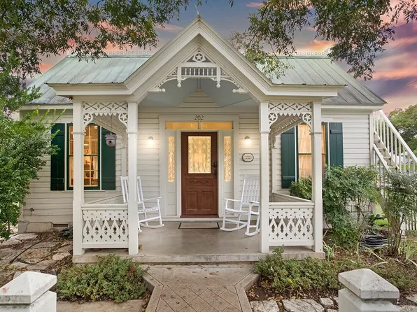 202 S Acorn St, Fredericksburg, TX 78624