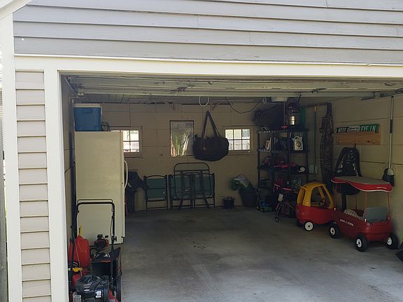 1 1/2 stall garage