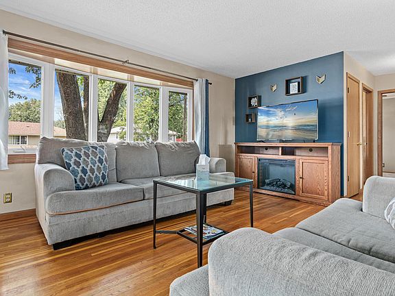 2nd image of 700 Pandora Dr NE