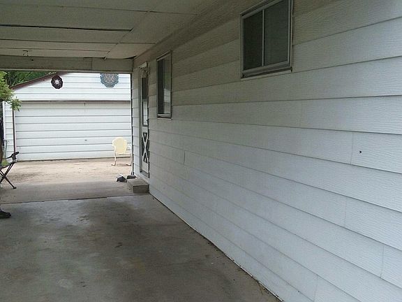 2.5 car garage and 1 car carport