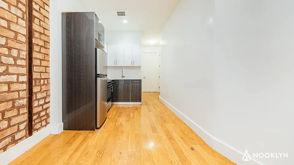 31 Montrose Avenue — Photo 3