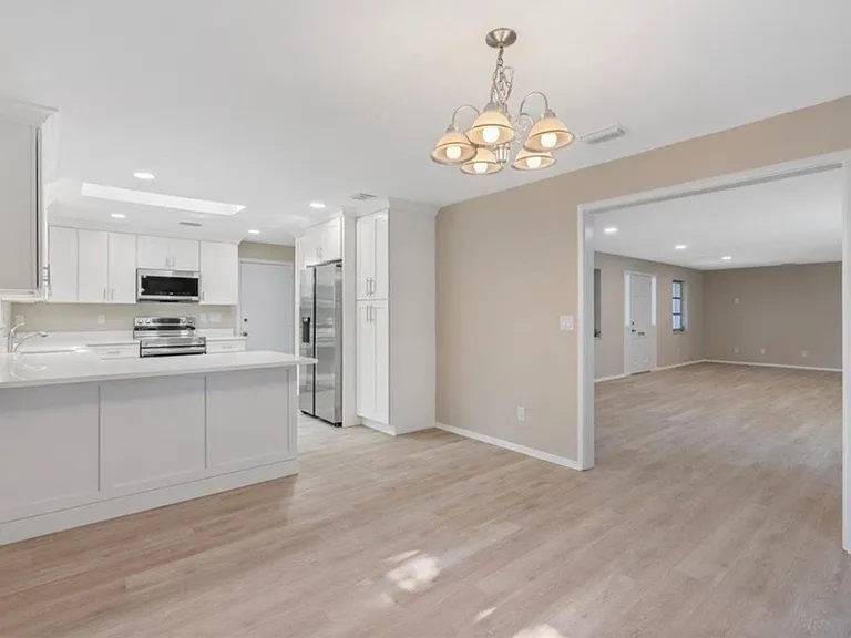 835 Royal Palm Pl — Photo 5