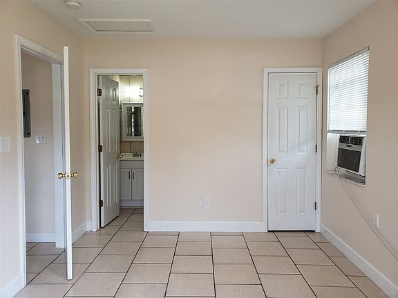 5th image of 204 Holmes Dr #A