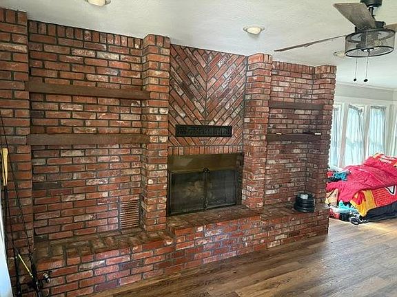 4th image of 629 Sherman St