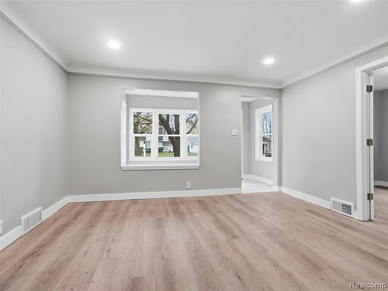 1027 E Milton Ave — Photo 11