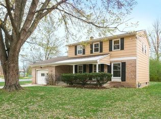 4 Ava Ln, Williamsville, NY 14221