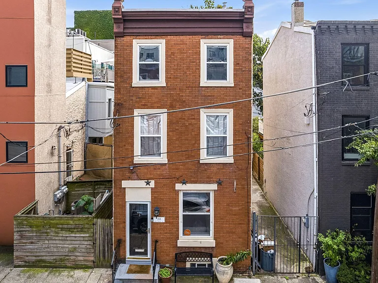 208 W Wildey St — Photo 1