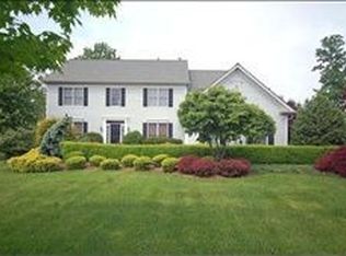 69 Ridge Rd, Green Brook, NJ 08812