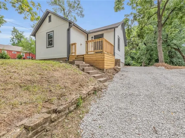 2923 NE 39th St, Kansas City, MO 64117
