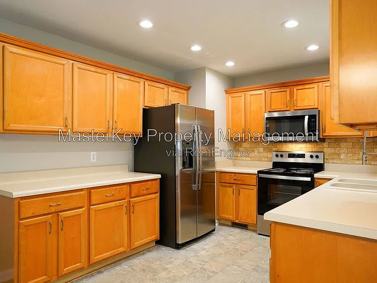 1008 Knighthood Ln — Photo 3