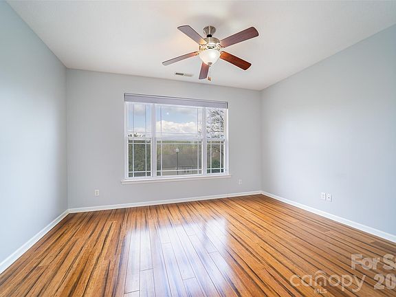 5th image of 10 Northbrook Pl APT D