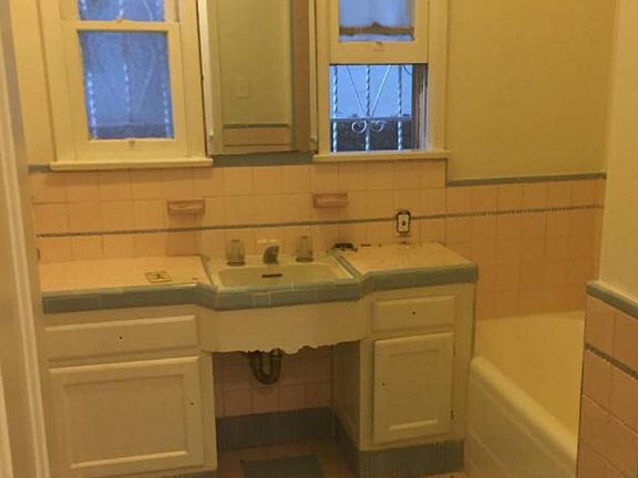 3rd image of 466 N Hayworth Ave