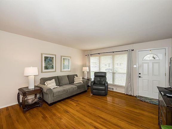 3rd image of 19 Montauk Dr