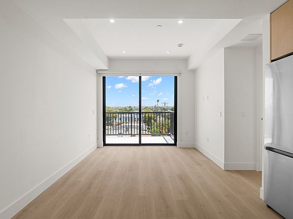 4th image of 1808 Lincoln Blvd #413