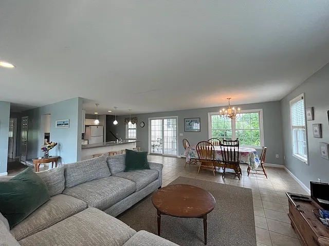5 bed, 2400 sqft, $2,500 — Photo 3