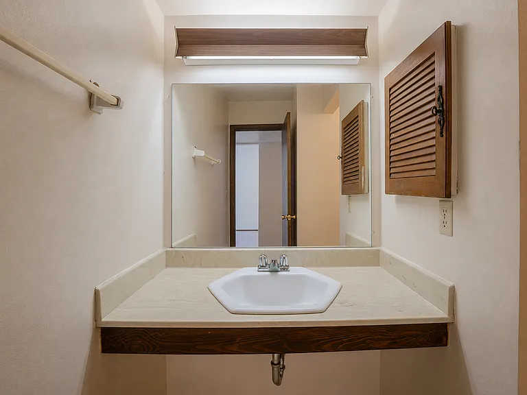 3055 N Oakland Ave — Photo 18