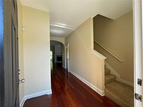 3rd image of 1104 Pleasant Oaks Ct