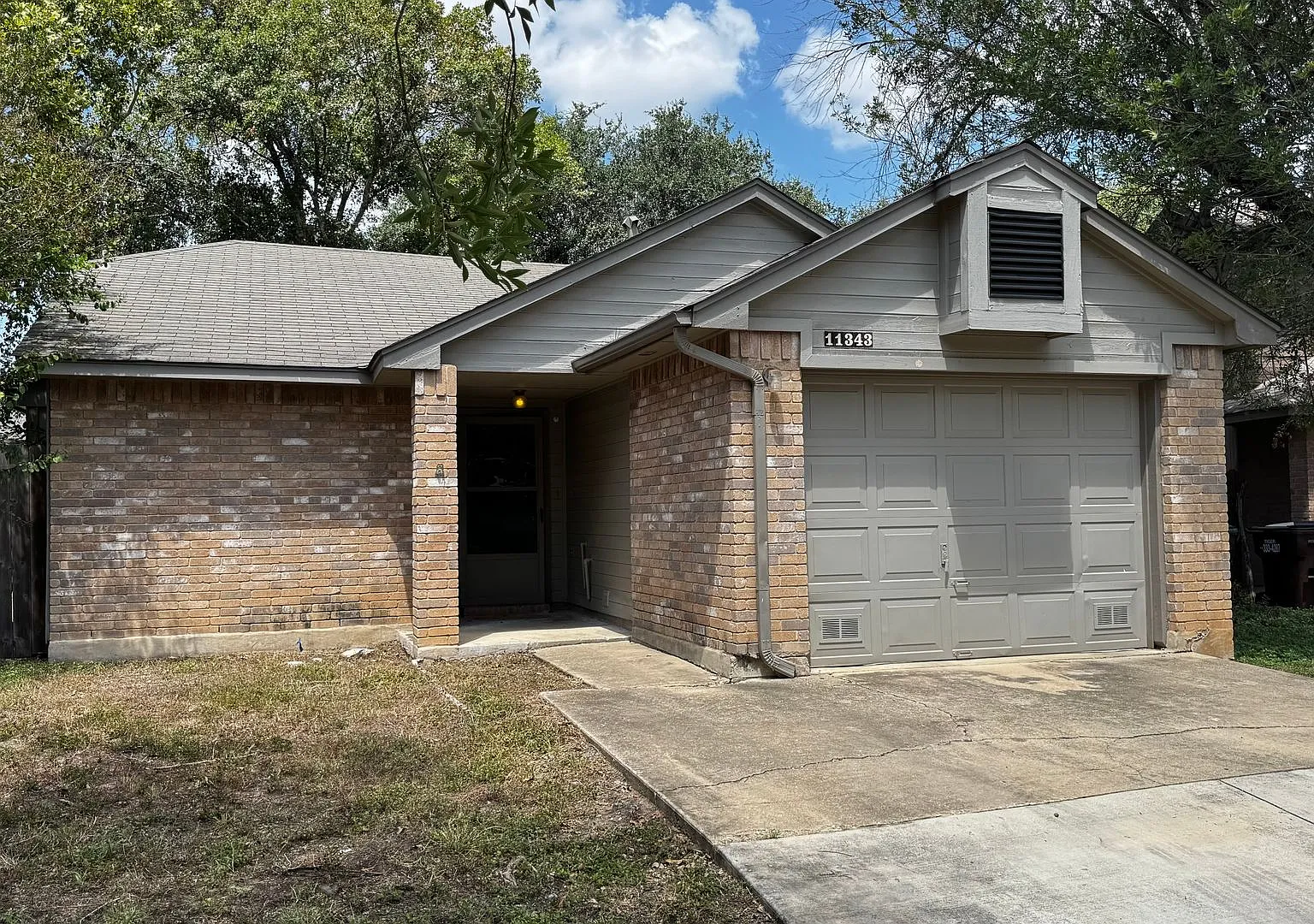 Well-maintained 3 bedroom, 2 bath home - 1,234 sq. ft. - Convenient San Antonio location near Lac... — Photo 2