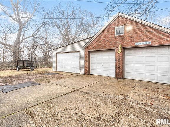 3rd image of 1123 E Miller St