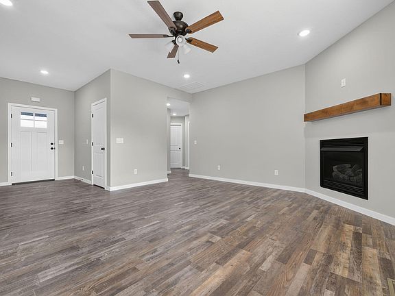 4th image of 421 Beavertail Road