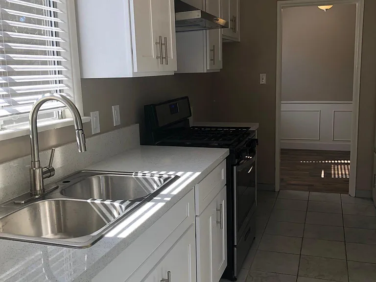 5010 Riverton Ave — Photo 8