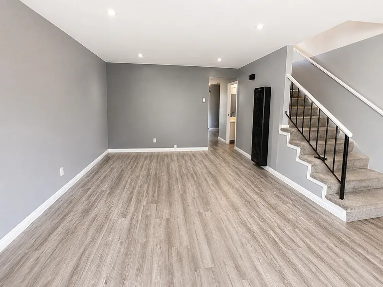 105 Del Valle Cir — Photo 2