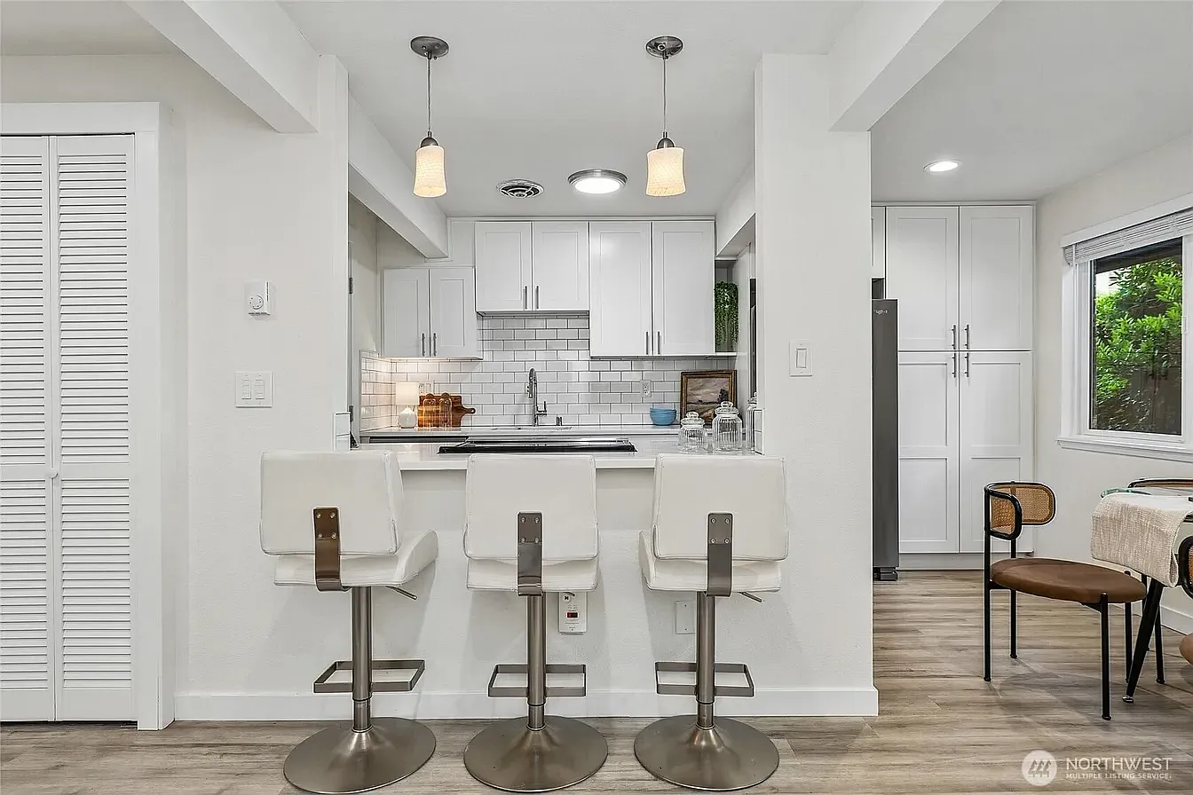 4050 W Lake Sammamish Pkwy NE — Photo 3