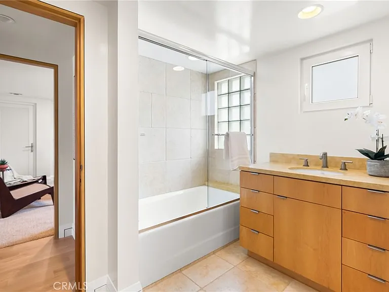 1554 E Oceanfront — Photo 25