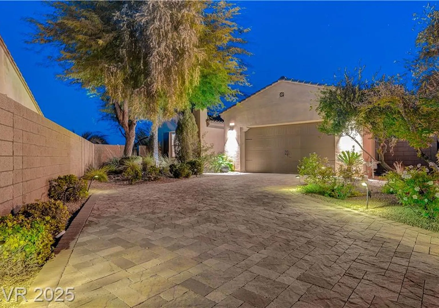 Sought after single-story home in Lake Las Vegas on the Golf Course — Photo 2
