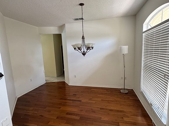 4th image of 410 Sandringham Ct