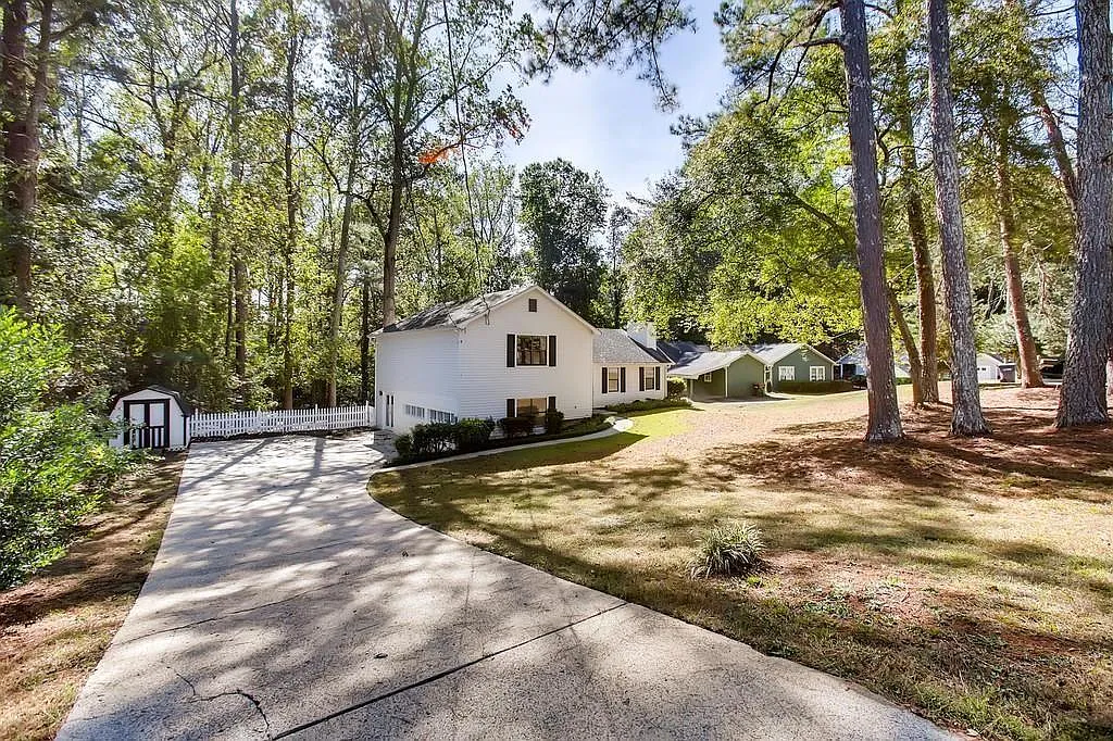 4 bed, 2.0 bath, 2110 sqft, $2,500 — Photo 4
