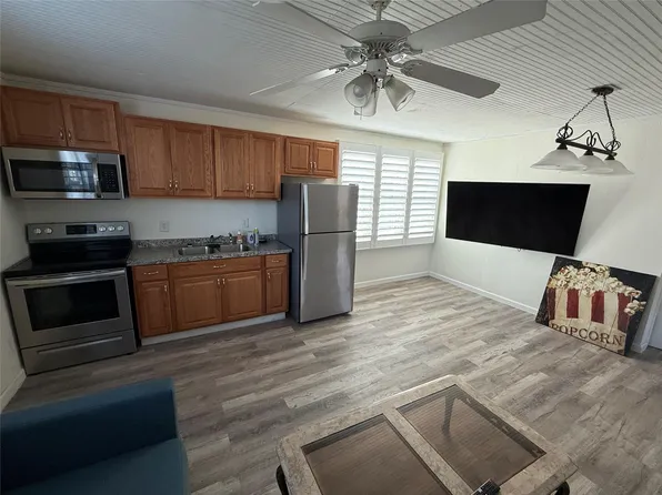 8 Bayvilla St, Baytown, TX 77520