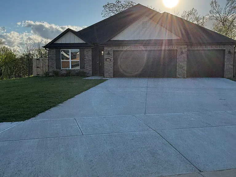 3812 SW Pinecrest Dr — Photo 1