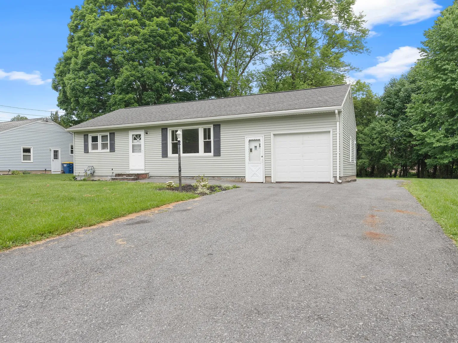 3 bed, 1.5 bath, 1240 sqft, $2,500 — Photo 1