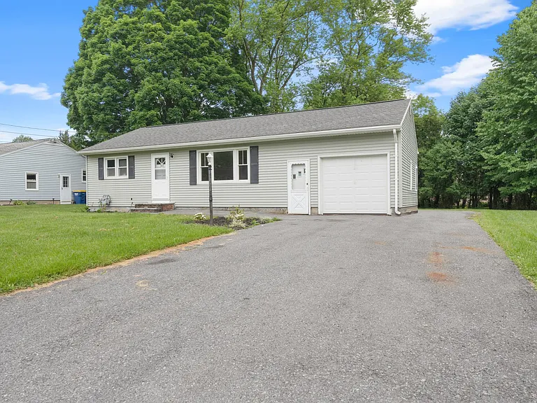 102 Oakridge Dr — Photo 1