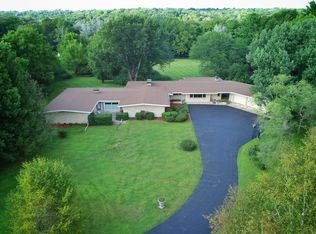 1924 Woodside Dr, Freeport, IL 61032