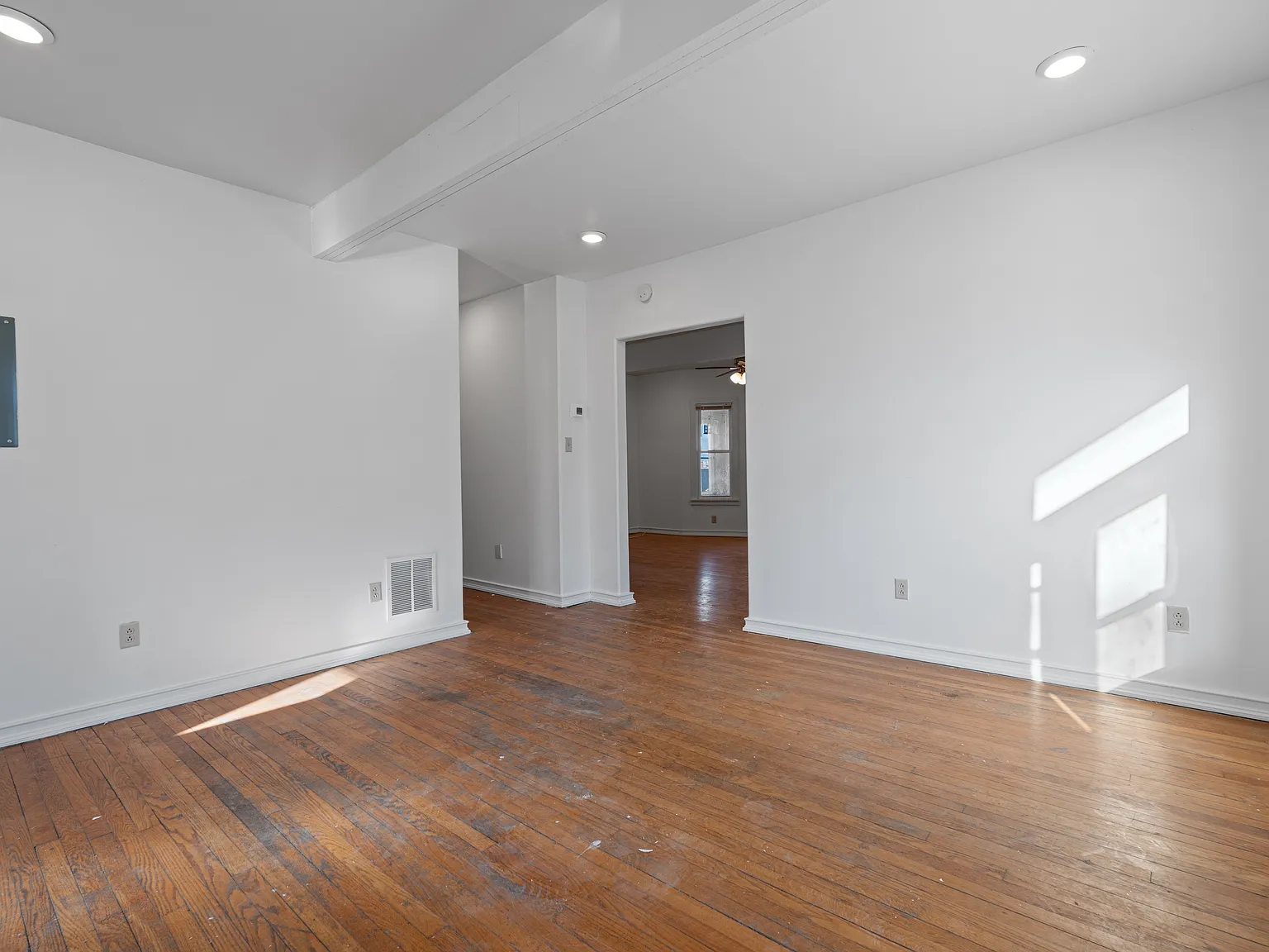 3 bed, 1.5 bath, 1800 sqft, $2,000 — Photo 4