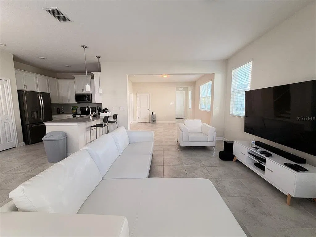 4 bed, 3.5 bath, 2067 sqft, $3,200 — Photo 4