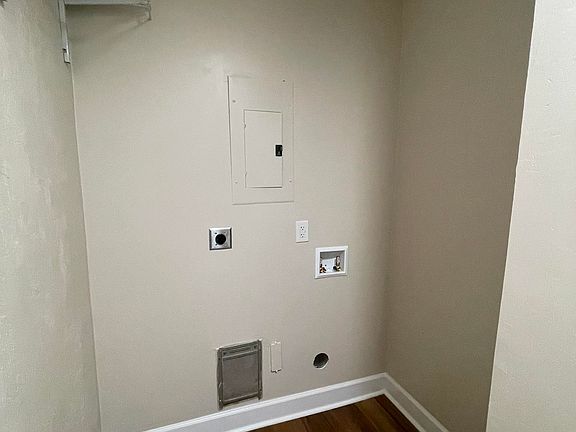 3rd image of 411 Sierra Rd