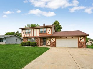 15170 W Kingsway Dr, New Berlin, WI 53151