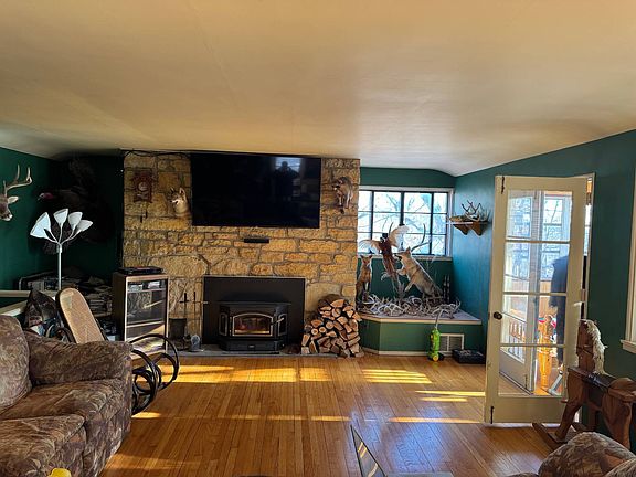 5th image of 2422 N River Rd